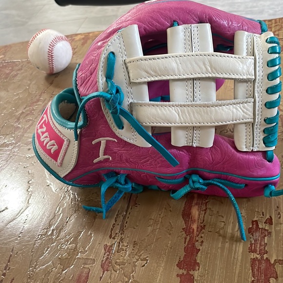Izaa Baseball glove for sale good condition Brocken in baseball/softball - Picture 4 of 4